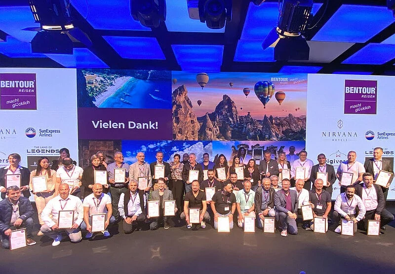 Ein Teil der Gold-Partner von Bentour auf der Bühne des Kongresshotels Nirvana Cosmopolitan in Antalya. Foto: mg