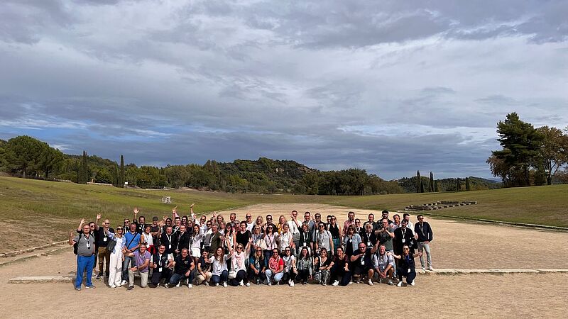 Viele Menschen vor der Laufbahn in Olympia