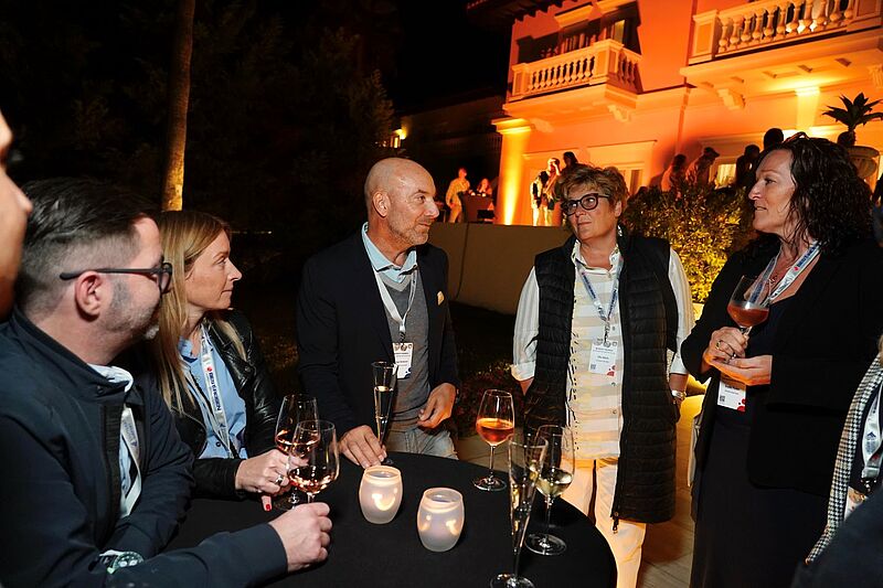 Dertour-CEO Ingo Burmester im Gespräch mit unter anderem Silke Bährle, Reiseagentur Silke Bährle in Esslingen, und Renate Plocher, Reisecenter Renate Plocher in Sulz am Neckar