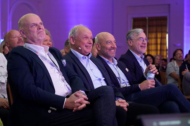 Prominenz in der ersten Reihe (von links): Thomas Ellerbeck, Mitglied des Group Executive Committee, TUI-CEO Sebastian Ebel, Dertour-Europa-CEO Ingo Burmester, und Achim Wehrmann, neuer Hauptgeschäftsführer des DRV