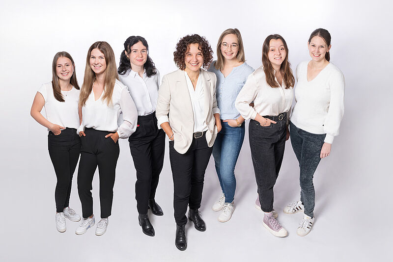 Reiseverkäuferinnen mit dunklen Hosen und heller Oberbekleidung
