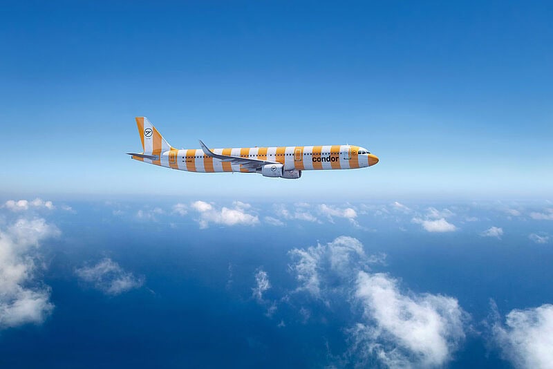 Gelb-weiß gestreifte Condor-Maschine in der Luft