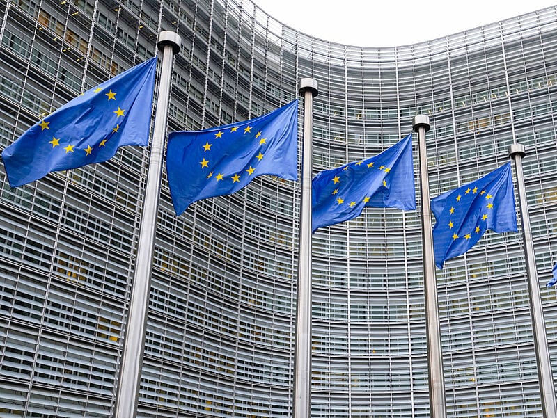 EU-Flaggen vor dem Gebäude der EU-Kommission in Brüssel