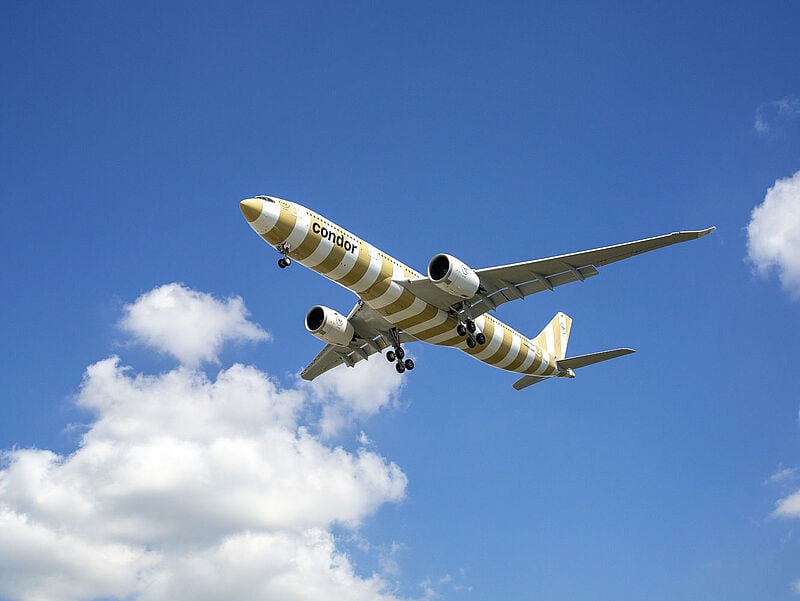 Flugzeug von Condor beim Start