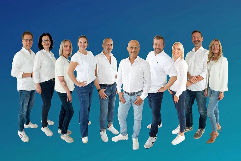 Gruppe von Menschen vor einem blauen Hintergrund