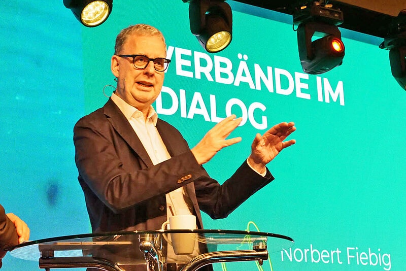 DRV-Präsident Norbert Fiebig auf der Bühne der RTK-Jahrestagung 
