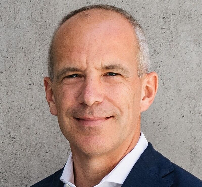 Porträt Christoph Debus in blauem Sakko und weißem Hemd