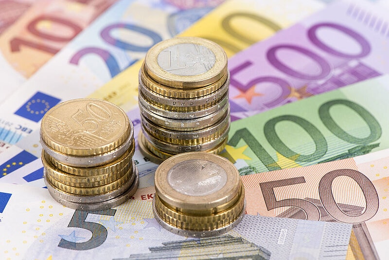 Euro-Scheine aufgefächert Euro-Münzen aufgetürmt