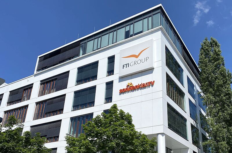 FTI-Zentrale in München vor blauem Himmel