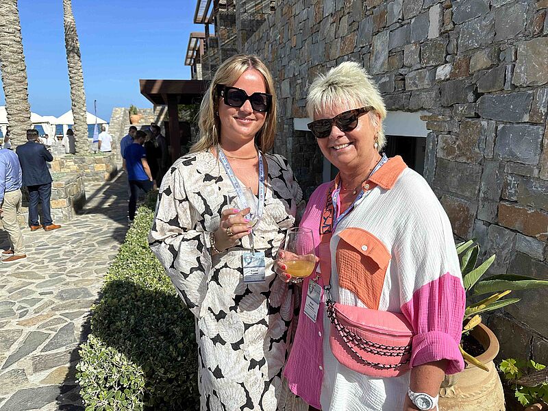 Eileen Kösker (links) mit Birgit Kuschow vom Wörlitz Tourist Reisebüro Berlin Süd