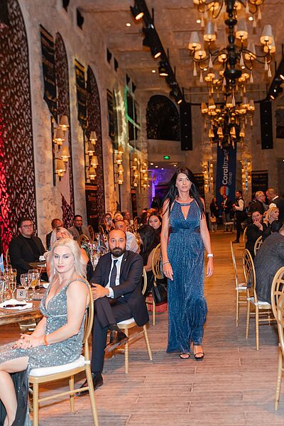 Karin Koch, Geschäftsführerin von Mein Urlaubsglück, auf dem Weg zur Award-Verleihung