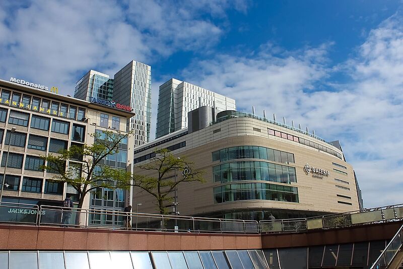 Auch wie es mit der Galeria Filiale auf der Frankfurter Zeil weitergeht, ist unklar. Foto: Marina113/istock