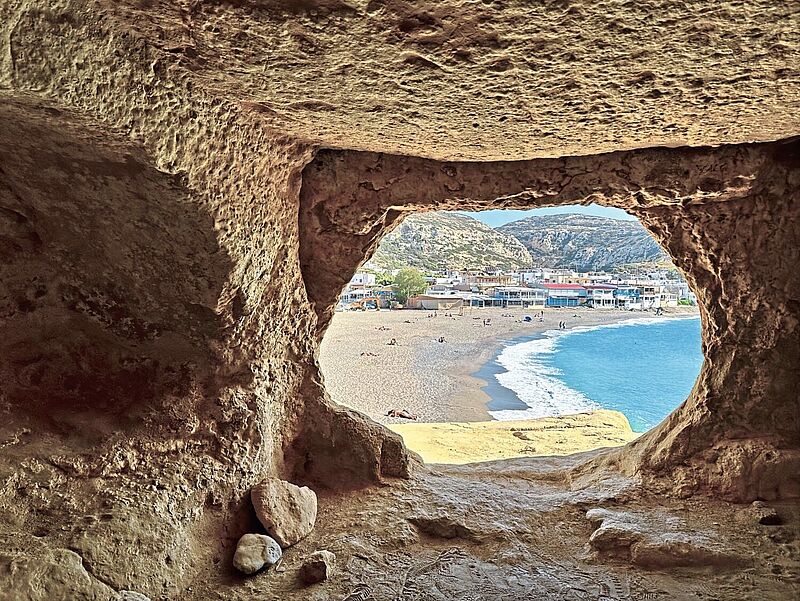 Blick aus einer Höhle auf das „beschauliche“ Matala. Foto: jm