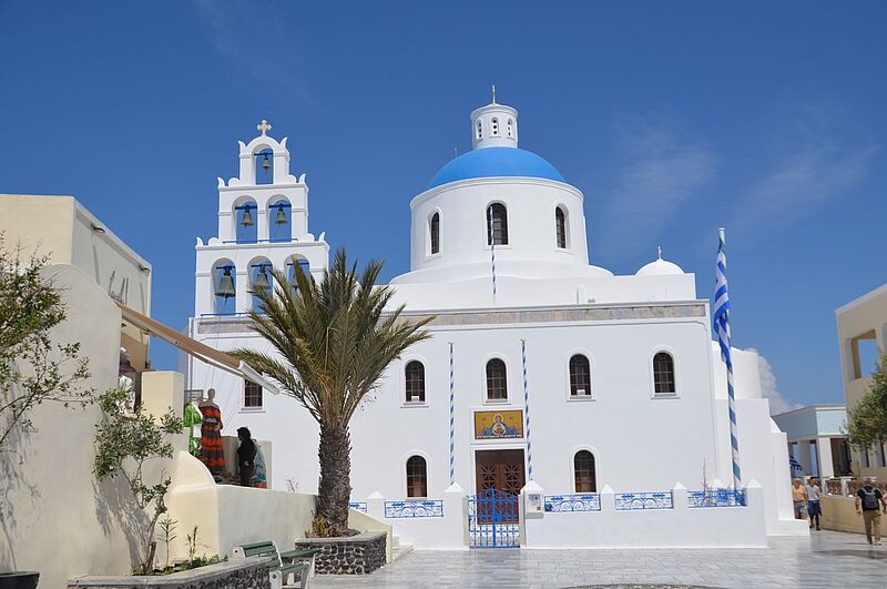 Eine griechische Kirche mit einer blauen griechischen Kuppel 