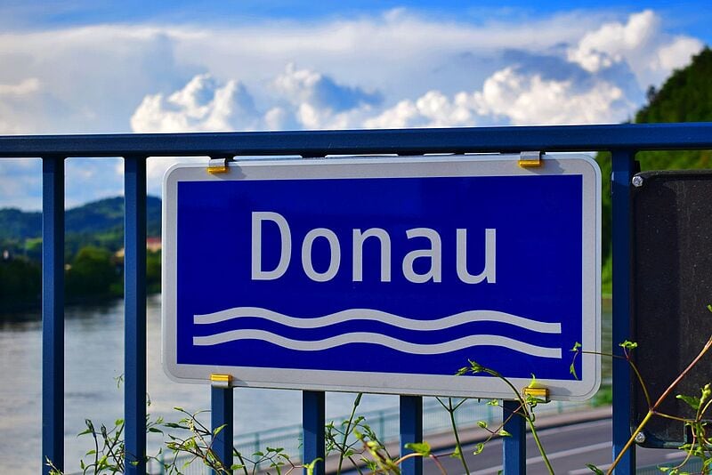 Bild von einer Brücke über die Donau mit Hinweisschild 