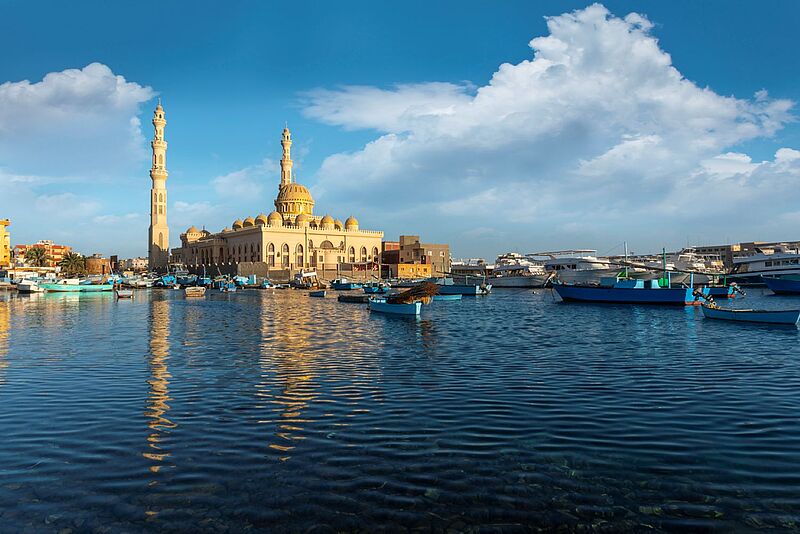 Moschee und Hafen in Hurghada, Ägypten, vor blauem Himmel