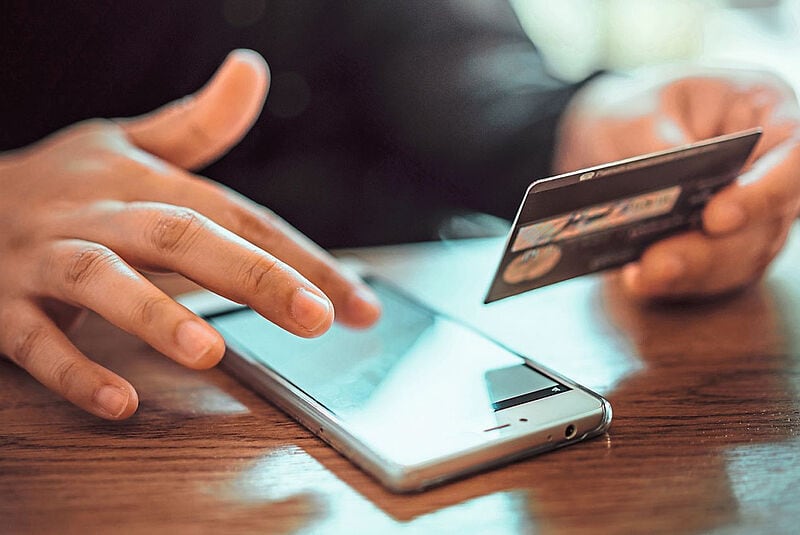 Immer wieder versuchen Betrüger telefonisch, mit gestohlenen Kreditkartendaten im Reisebüro Urlaub zu buchen