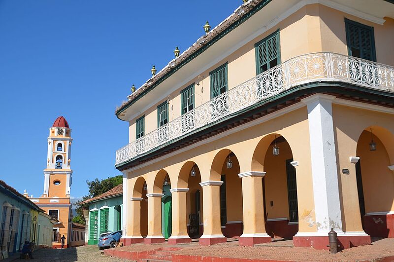 Eine Straße mit historischen Gebäuden und einem Turm in der kubanischen Stadt Trinidad