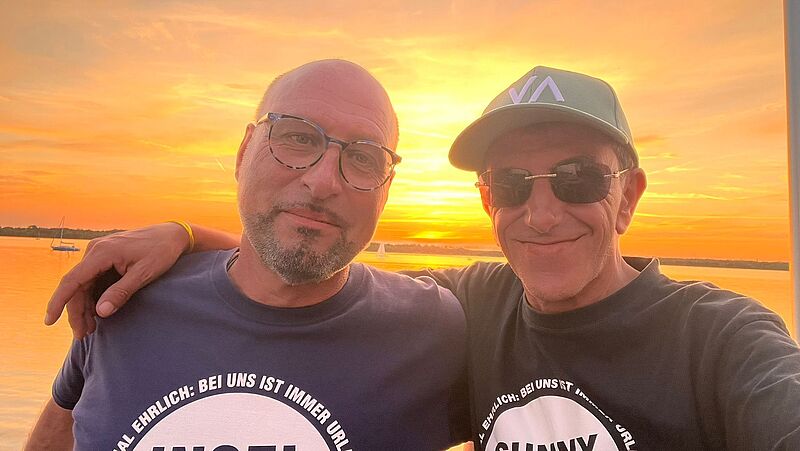LMX-Vertriebschef Mario Krug und Suntrips-Chef Alexander Sieland während der Beachparty in Leipzig