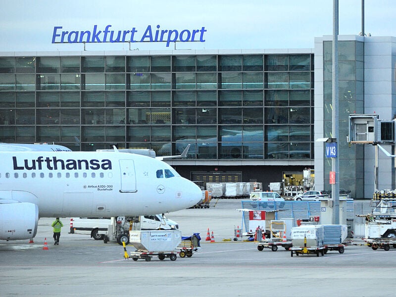 Flugzeug von Lufthansa steht am Terminalgebäude in Frankfurt