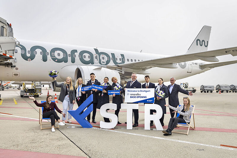 Menschen vor einem Flugzeug von Marabu Airlines auf dem Flughafen Stuttgart