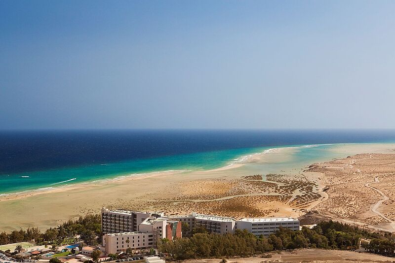 Luftaufnahme des Paradisus by Melia Fuerteventura am Sotavento-Strand mit Lagune und türkisfarbenem Meer auf der Kanareninsel Fuerteventura