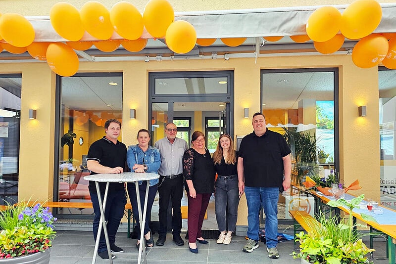 Ein Abschied und ein Neuanfang: Tanja Senkel dritte von rechts) übergibt nach 24 Jahren als Inhaberin ihr Reisebüro an Michael Faber (rechts)