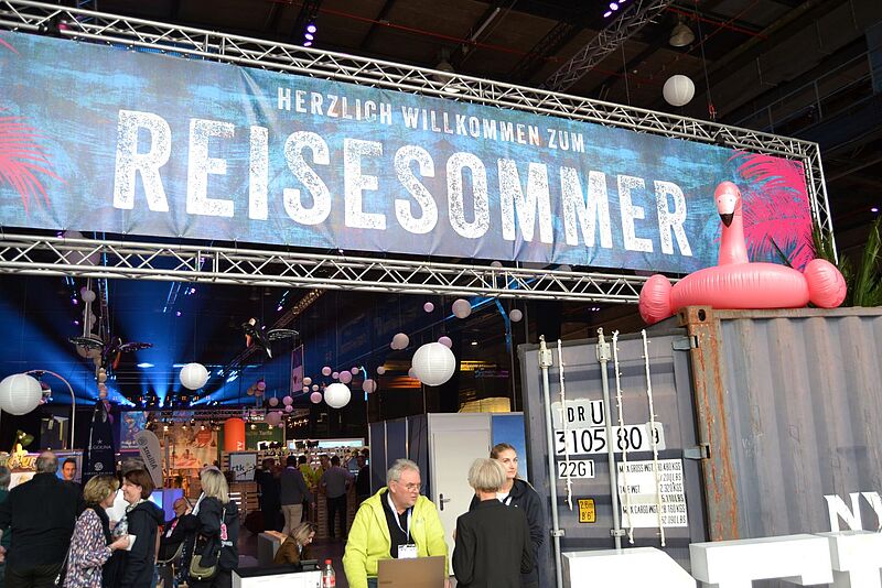 Einblick in die Halle 45 in Mainz mit Plakat QTA-Reisesommer