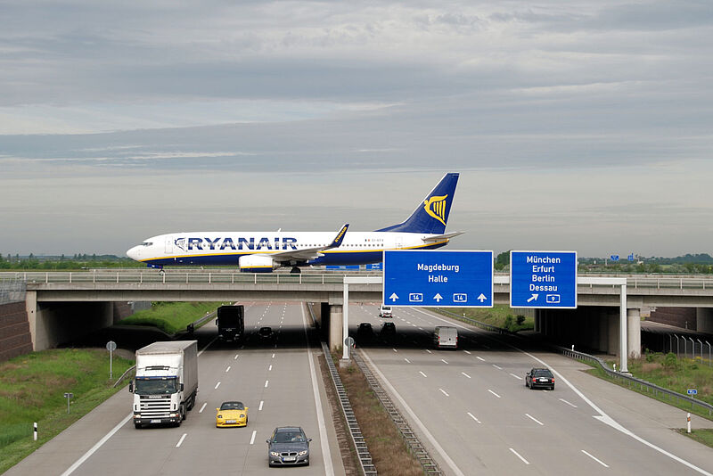 Ein Flugzeug von Ryanair überquert eine Autobahnbrücke am Flughafen Leipzig