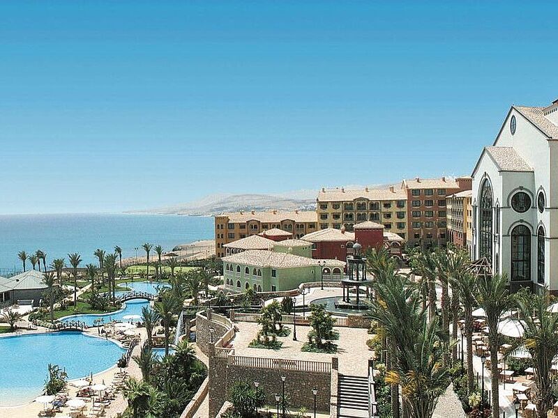 ein Hotel mit vielen Palmen und einem großen Pool auf Fuerteventura. Eine Kanareninsel mit viel Strand und Wind