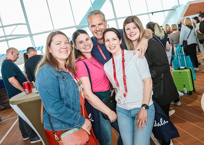 Christos Tassakos (Daios Cove Luxury Resort) hatte jede Menge Infos für die Reiseberaterinnen. Foto: Sascha Pierro für TLTU