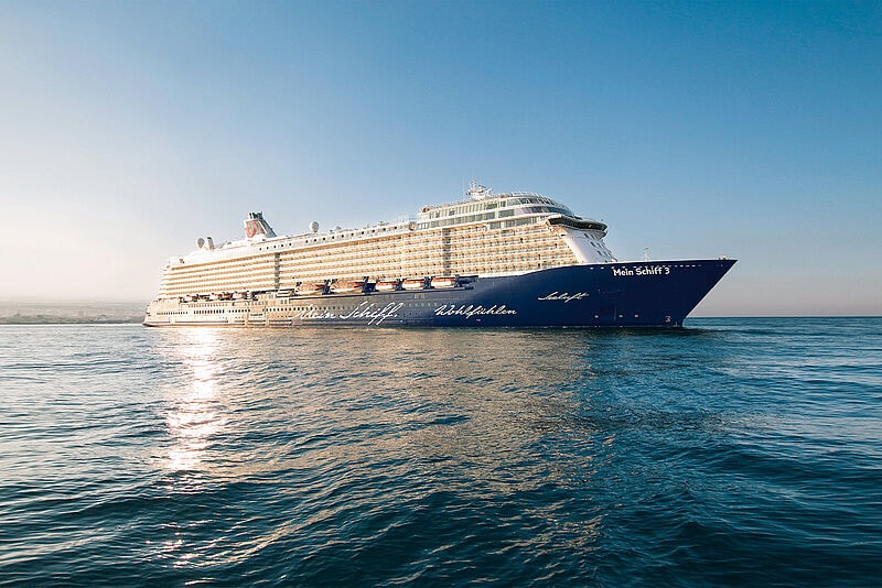 Kreuzfahrtschiff Mein Schiff fährt auf dem Meer