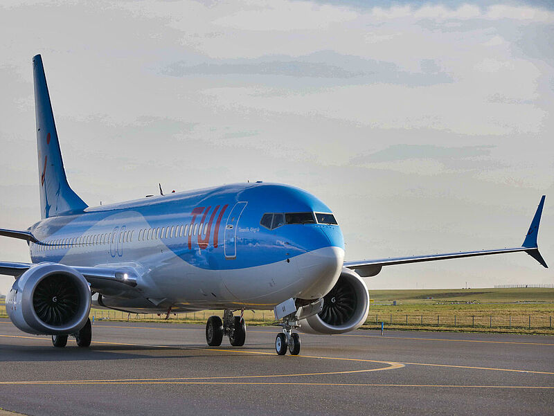 Flugzeug von TUI Fly rollt auf einer Start- und Landebahn