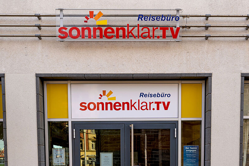 Schaufenster eines Reisebüros mit dem Schriftzug der Kette Sonnenklar TV Reisebüro in Erfurt in Nahaufnahme.