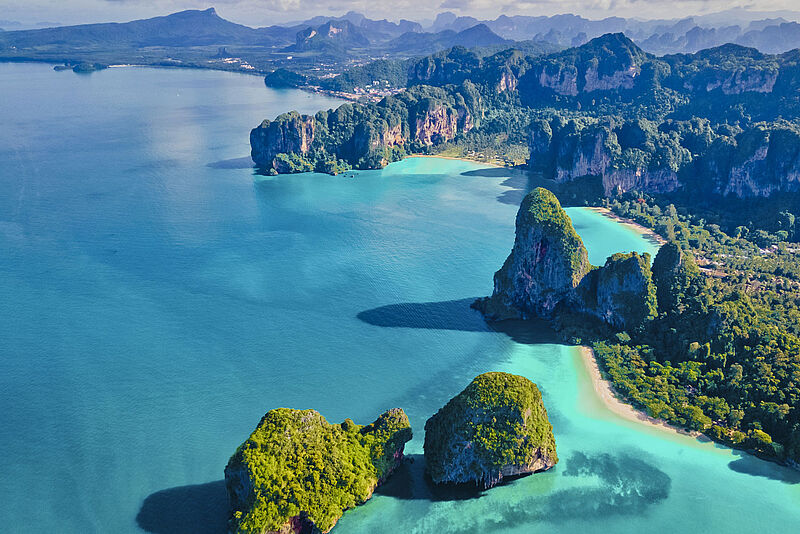 Luftaufnahme Strand in Thailand mit kleinen Inseln und grünem Wasser