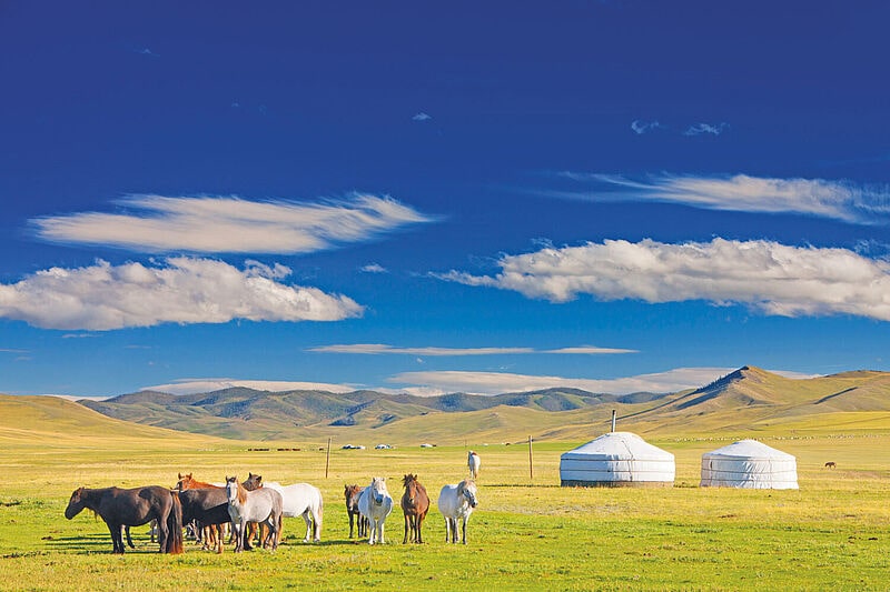 Steppe Pferde Yurten Berge blauer Himmel weiße Wolken