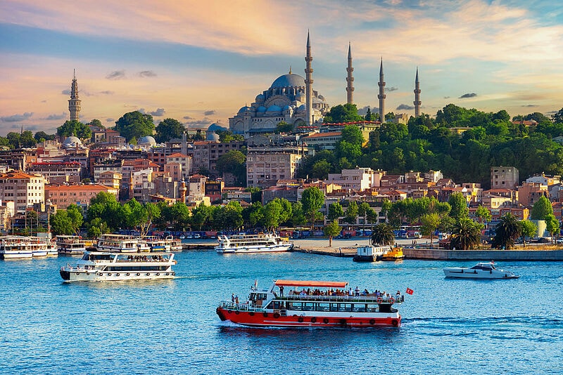 Stadtansicht von Istanbul mit Moschee und Booten auf dem Bosporus