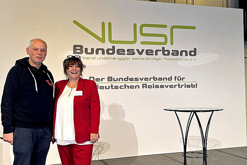 Zwei Menschen auf der Bühne bei der Tagung des Verbands unabhängiger selbstständiger Reisebüros