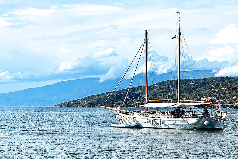 Segelschiff im Meer vor der griechischen Küste