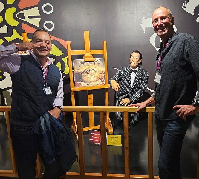 Grecotel ist seit zwei Jahren Sortimentspartner von Bentour. Hier Sales Manager Vangelis Vassiliou (links) mit Matthias Gürtler von touristik aktuell. In der Mitte Salvador Dali