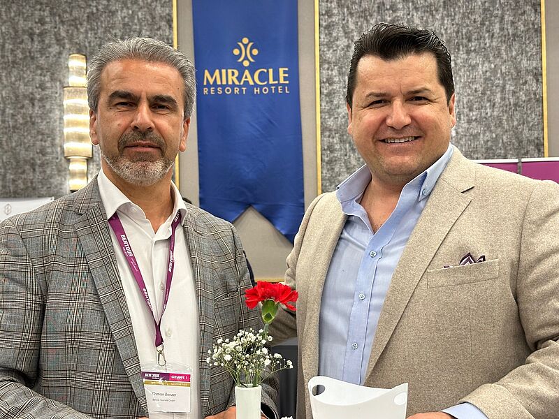 Osman Benzer vom Reisebüro Benzer Touristik in Peine (links) mit Mustafa Ergun, Sales-Director des Gastgeberhotels Miracle Resort