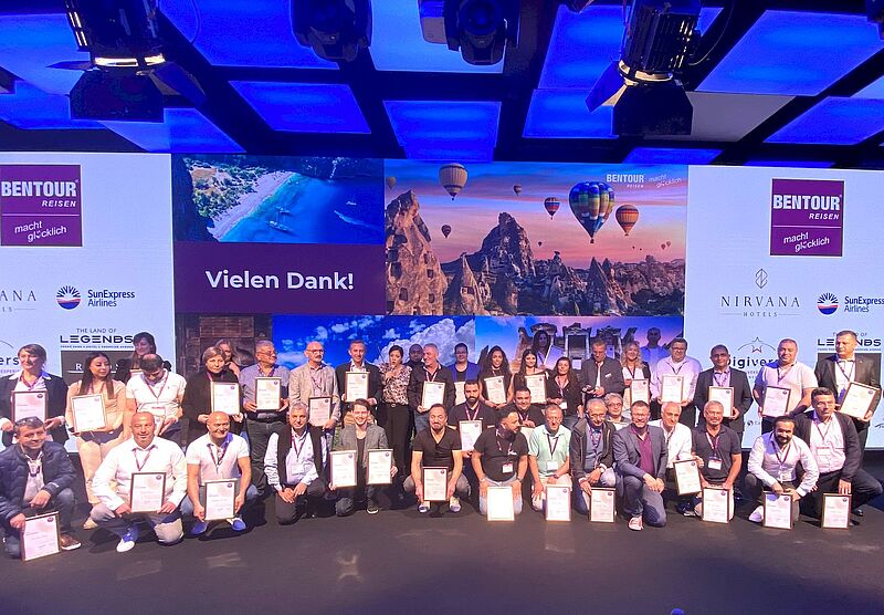 Top-Verkäufer: Die Gold-Partner von Bentour Reisen auf der Bühne des Kongress-Centers des Nirvana Cosmopolitan