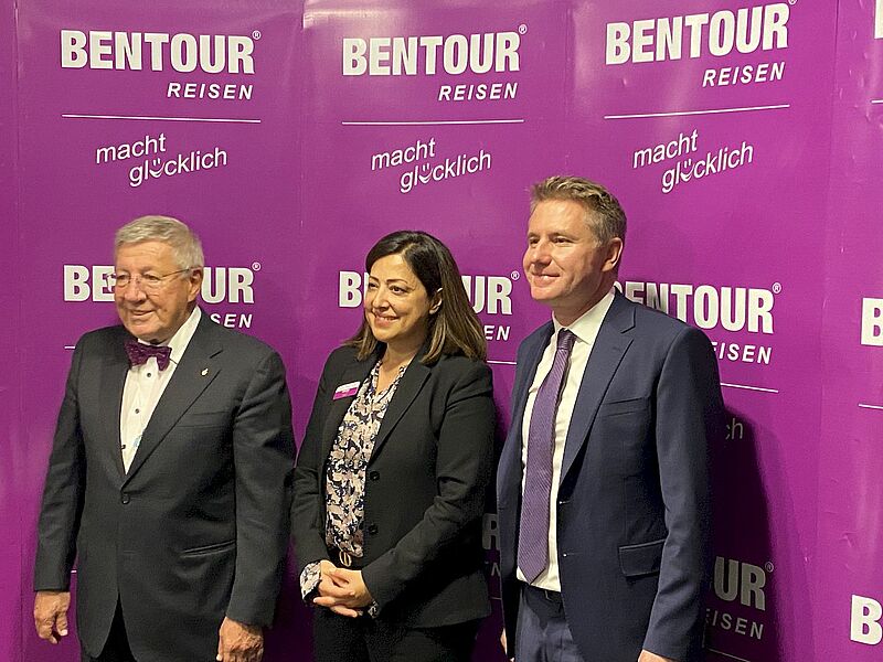 Gastgeber (von links): Bentour-Gründer Kadir Ugur mit den Geschäftsführern Songül Göktas-Rosati und Deniz Ugur