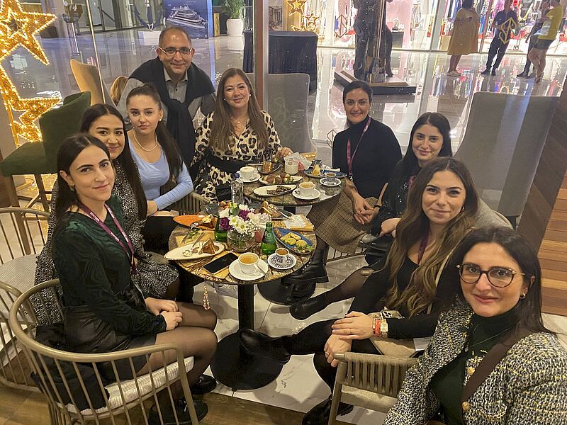 Das Team des Reisebüros Sancarbarlaz in Osnabrück mit Geschäftsführer Önder Sancarbarlac