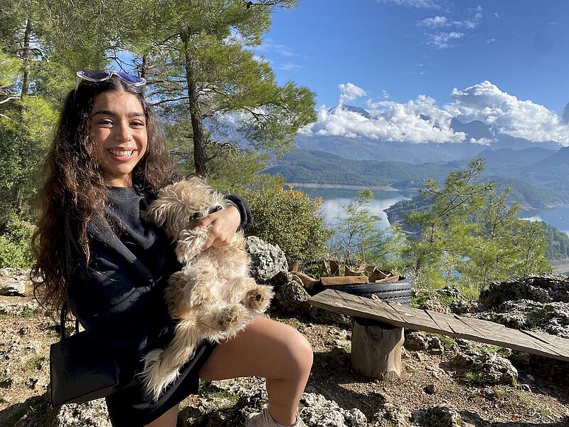 Den Hund hätten sie gerne mitgenommen: Hilal Gülbay von Ebru Touristic in Berlin