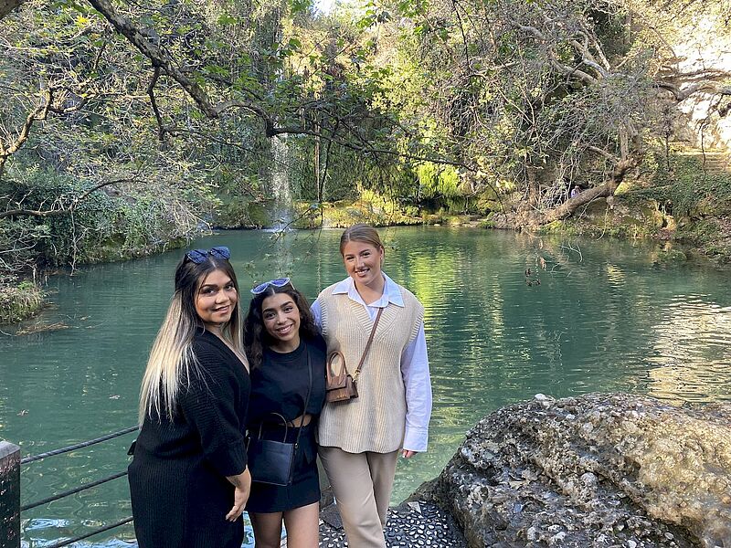 Von links: Aybike Keloglu (Reisebüro Ulusoy Touristik) mit Hilal Gülbay und Sedef Akan (Ebru Touristic) am Kursunlu Wasserfall bei Antalya