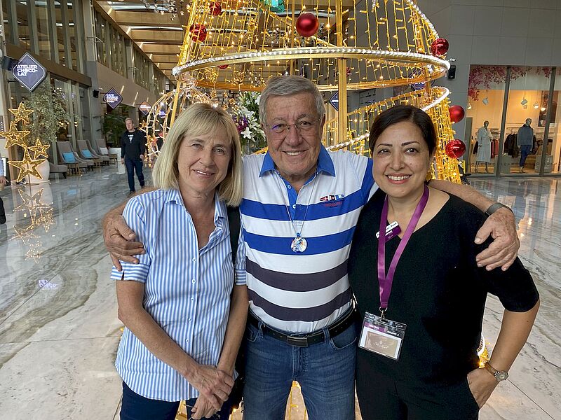 Bentour-Gründer Kadir Ugur mit seiner Frau Anita Steinmacher-Ugur (links) und Geschäftsführerin Songül Göktas-Rosati