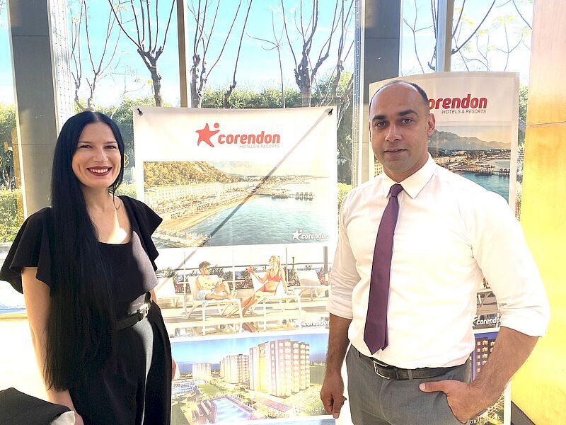 Sinem Duygu Oral von den Corendon Hotels & Resorts mit einer Kollegin am Stand während der Reisemesse
