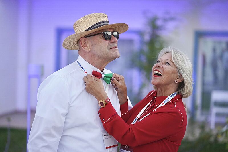 Alfons Kissel vom Aktiv-Reisebüro in Dahn hat sich für den ersten Abend schick gemacht