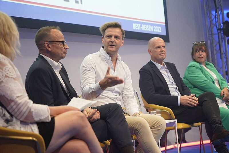 Podiumsdiskussion zum Thema Lobby-Arbeit in Berlin: (v.l.) Best-Vorstand Cornelius Meyer, Think-Tank-Macher und Ex-Bundestagsabgeordneter Marcel Klinge, TUI-Manager Thomas Ellerbeck und Marija Linnhoff vom VUSR